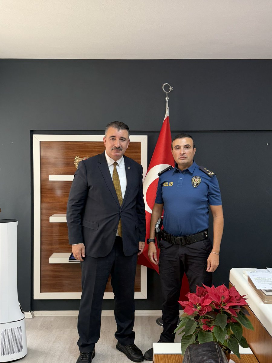 SAITBASDAS's tweet photo. 📍 Konak

Konak İlçe Emniyet Müdürlüğü görevine atanan Sayın Recai Güvenateş’i makamında ziyaret ederek yeni görevinin hayırlı olması temennisinde bulunduk.

Konak’ımızın huzuru ve güvenliği için fedakârca görev yapan tüm emniyet teşkilatımıza çalışmalarında kolaylıklar diliyor; Sayın Müdürümüze nazik ev sahipliği için teşekkür ediyor, yeni görevinde başarılar diliyorum. 🇹🇷
