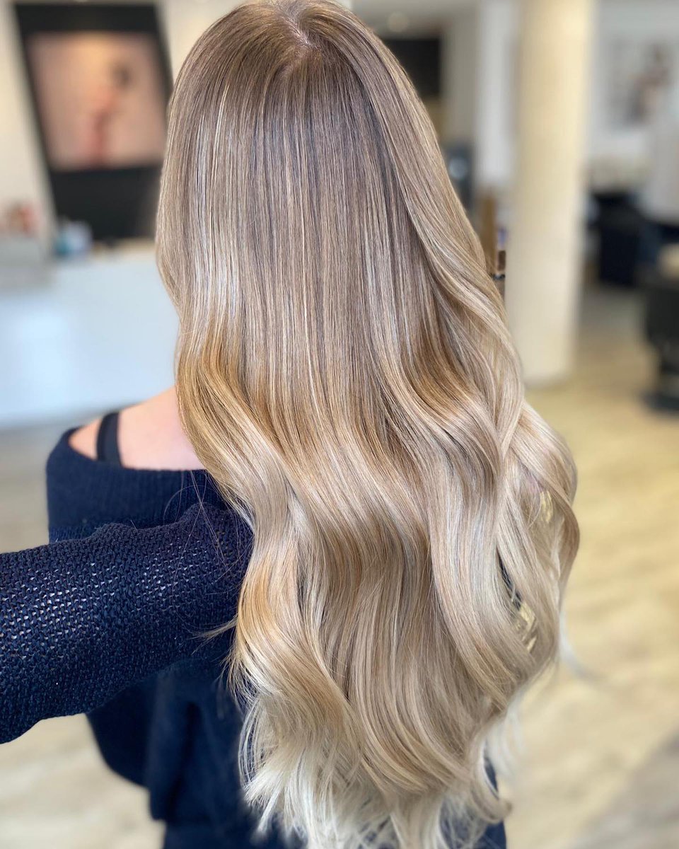 daramv's tweet photo. Long hair, blonde hair, and a stylish new look. https://t.co/brXItvRslo
