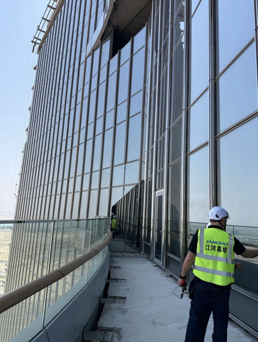 first_1ine's tweet photo. 🏗️ أعمال التكسية الزجاجية لـ برج جدة الأطول في العالم ( مؤقت ) . https://t.co/nWy2drXzO1