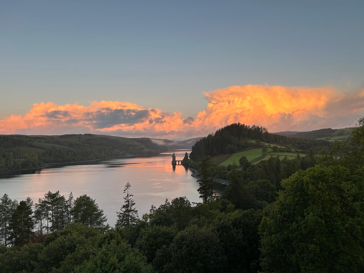 DerekTheWeather's tweet photo. Beautiful sunrise at Lake Vyrnwy in Powys this morning. The sun lighting up towering Cumulus and Cumulonimbus clouds in the distance. 

Photo by one of our @BBCWthrWatchers https://t.co/bzybAm4VtX