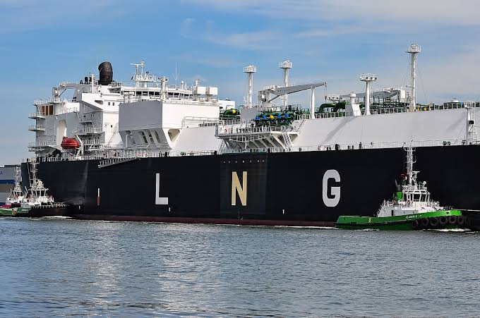 jackprandelli's tweet photo. 🇵🇰Pakistan went from an LNG glut to an LNG shortage in a year.

In late 2025, Islamabad agreed to let 🇶🇦Qatar and Eni divert 35 contracted cargoes out of its 2026 supply. 

Rooftop solar had cut gas demand, and the system was oversupplied.

Then the war began. 

Since March, Qatari shipments have nearly stopped, and two of 🇵🇰Pakistan's LNG import terminals have sat mostly idle.

Now the government is weighing whether to let power plants and private companies import LNG directly. 

Today, only state-owned Pakistan LNG Ltd can easily buy spot cargoes.

Spot LNG costs more than twice its pre-war price. JKM is around $25/MMBtu, up 133% y/y.

Opening imports moves the price risk off the state budget, but it doesn't make the gas any cheaper. 

Private buyers will only bring cargoes in if someone downstream pays for $25 gas.

The idle terminals are the bigger cost. 

Both are floating FSRUs at Port Qasim, and the state pays for that capacity whether gas flows or not.

https://t.co/ShWha2KBQK