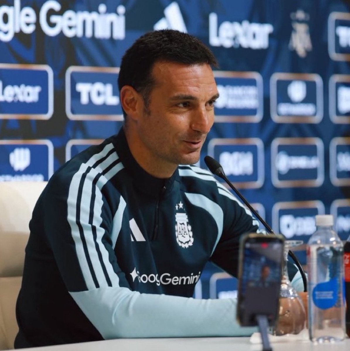 FabrizioRomano's tweet photo. 🚨🇦🇷 Lionel Scaloni: “When Cuti Romero is fit, he’s among the BEST centre backs in the world”.

“He is right up there as one of the best center-backs in the world. Zero doubts”. https://t.co/Gr2XOEE9Va