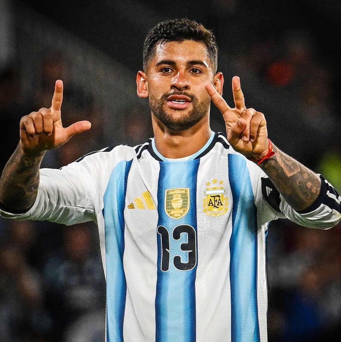 FabrizioRomano's tweet photo. 🚨🇦🇷 Lionel Scaloni: “When Cuti Romero is fit, he’s among the BEST centre backs in the world”.

“He is right up there as one of the best center-backs in the world. Zero doubts”. https://t.co/Gr2XOEE9Va