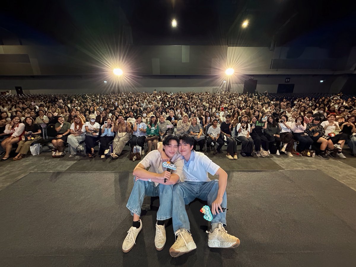 hamburggers's tweet photo. Hall ไซน์กับ hall รวมพลที่ยูเนี่ยนเริ่ดนะ กว้างมาก

ข้อดีของไซน์งานเปิดคือทุกคนยังได้ไปยืนดูพี่ดาราตอนไซน์ด้วยตาเนื้อ เล่นเครื่องหัวนู้นนี้ ถึงแม้คนที่ได้ไซน์เวลาคุยจะ อะไรนะๆ หาๆ เวลาคุยกับพี่ดาราไปบ้าง แต่ทุกคนก็ยังได้เห็นงะ เพราะงั้นใครไม่ได้รวมพลก็ไปยืนดูดาราตอนไซน์ได้นะ🥹 https://t.co/sdeSCPJRTJ