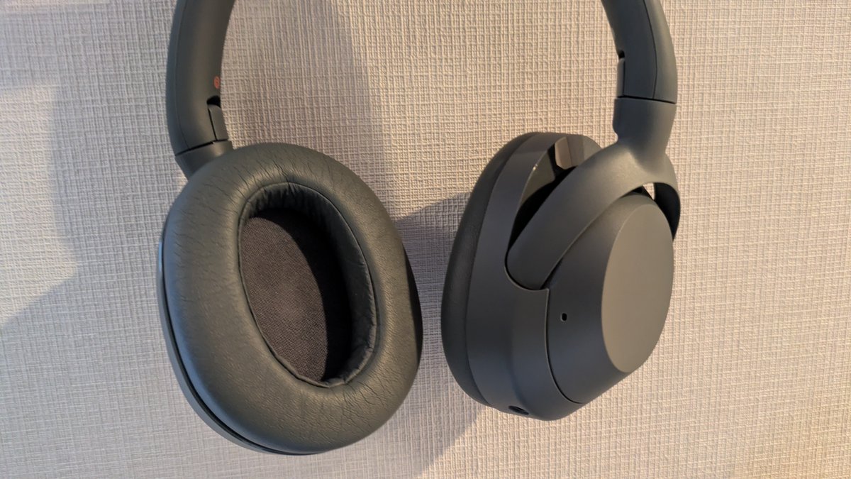 FLW2KHRN's tweet photo. SONYのULT WEAR、回転軸部分がぶっ壊れてて、保証期間も過ぎてるから捨てようと思ってたけど無償修理対象になってました。一度接着剤で自己修理してたからダメ元で送ったけれど綺麗に直して４日で送り返してくれてびっくり！SONYやるやん❤️‍🔥同じヘッドホン持ってる人、無償修理送って！！ https://t.co/LqAcaJ3nHM