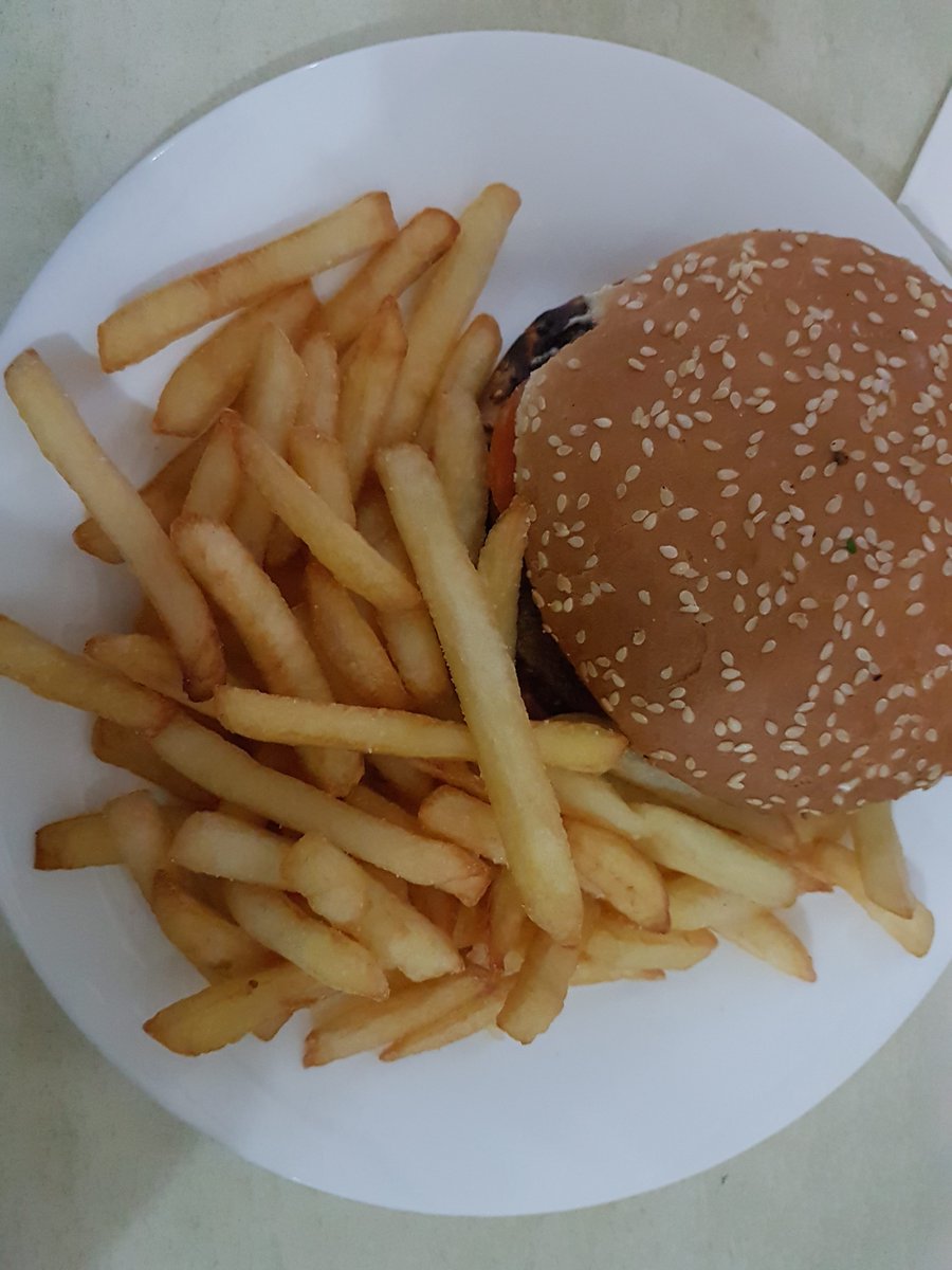 folewkur's tweet photo. @fujiwaramomo 前に食べたのは、月見バーガーじゃないほうのハンバーガー https://t.co/meXAeGj9iT