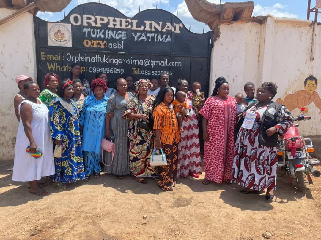 Baike9x's tweet photo. #Nord-Kivu #Sociale #KASINDI - Batekisi ya chanvre ya commune Kasindi bakendaki kotala bana ya orphelinat Tukinge Yatima, oyo ezali na commune Kasindi-Lubiriha. Na botali wana, bamemelaki bana bitike bilei mpe biloko oyo bizali bilei te mpo na komonisa bomoko mpe lisungi. https://t.co/vacNZp2tV9