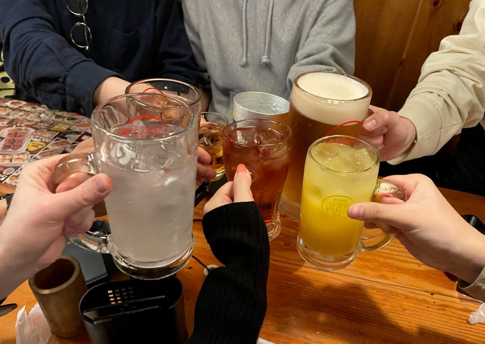 DylanFernanirw's tweet photo. Just ran into my college roommates at our usual hangout after 5 years—old jokes still hit, and the beer tastes exactly the same. No plans, just perfect randomness https://t.co/L98iOtlUHp