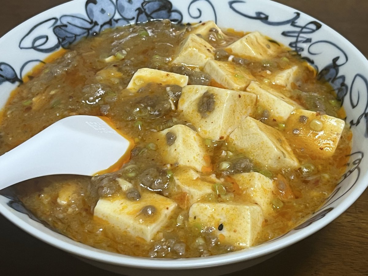 Rodoman9110's tweet photo. #本日の夕飯
まかない麻婆豆腐レシピを少しアレンジしたものと鳥もも肉のネギ旨だれ。

賛否両論のまかない麻婆豆腐のレシピの
醤油を青唐辛子醤油へ。
追加で食べるラー油を小さじ1。
中華スープを150ccから200ccへ。
ネギを1.5倍増しにする。
注:辛さはかなりマイルドです。 https://t.co/VGUs0y9JsB