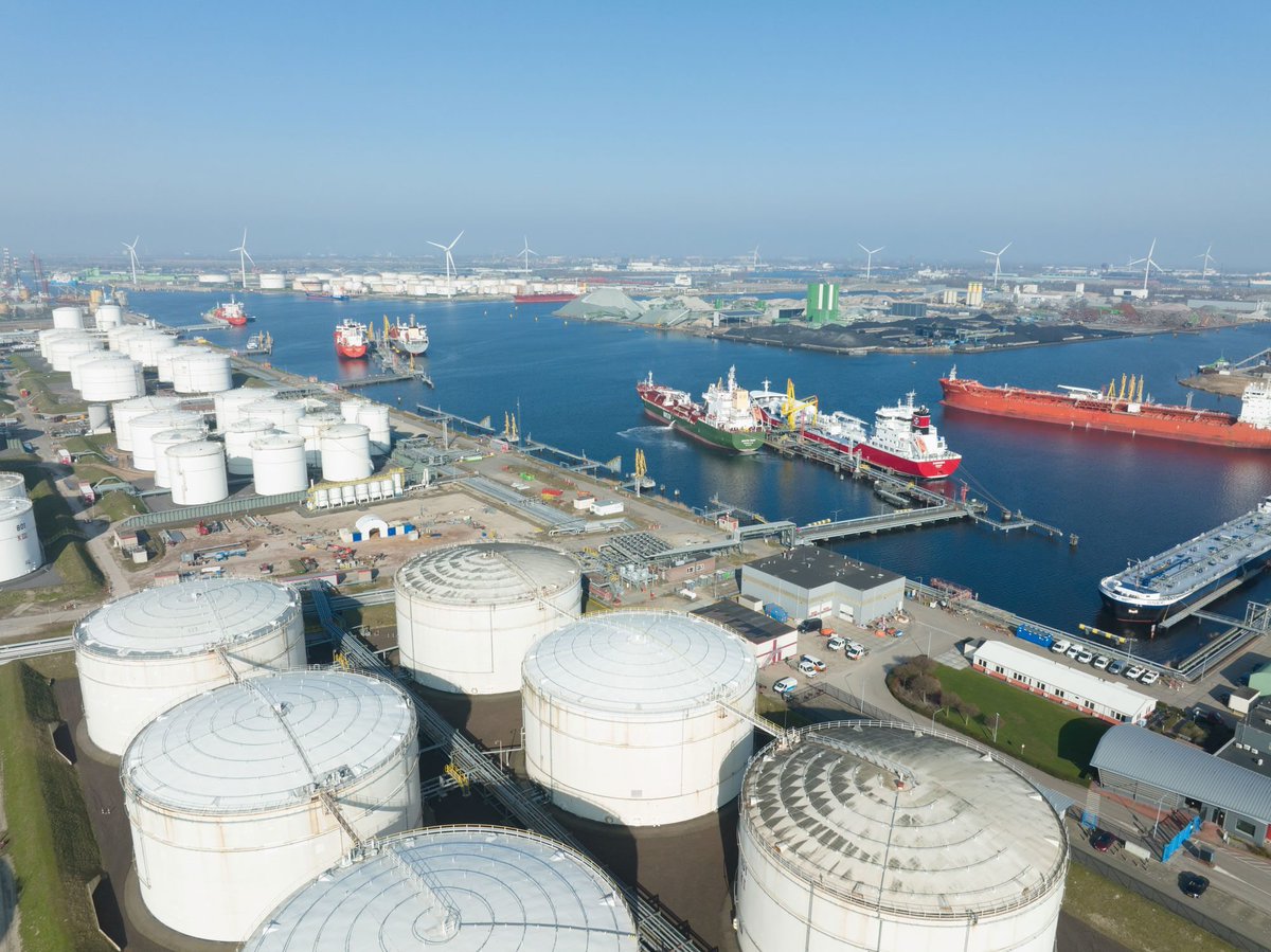 jackprandelli's tweet photo. 🚨Washington is using its diesel as leverage.

The 🇺🇸US has told 🇫🇷France and 🇩🇪Germany to release their emergency diesel stocks or face a possible US export ban. 

Reuters cites 3 sources.

-A European source says the ask is 120M barrels over six months, about 660k b/d.

-US officials say Paris and Berlin haven't fully delivered on earlier pledges to release reserves.

"It is in Europe's best interest to work with the United States," one US official said.

- Energy Secretary Chris Wright: "We've lost some diesel exports from the Middle East, although we're restoring those, and we've lost diesel exports from China."

🇺🇸US diesel hit a record $6.53/gal last week, about five weeks before the midterms. 

The White House is weighing a 90-day export ban, voluntary limits for refiners and other options.

🇫🇷Macron wants a G7 call and a coordinated release through the IEA instead.

this pressure is aimed at allies. 

🇪🇺Europe replaced 🇷🇺Russian diesel with 🇺🇸American diesel and now its new supplier is setting conditions...

The squeeze is coming from every side. 

🇨🇳China paused fuel exports today, 🇷🇺Russia has extended its diesel ban and Gulf product exports are low.

full analysis: https://t.co/FUicYhfF8q