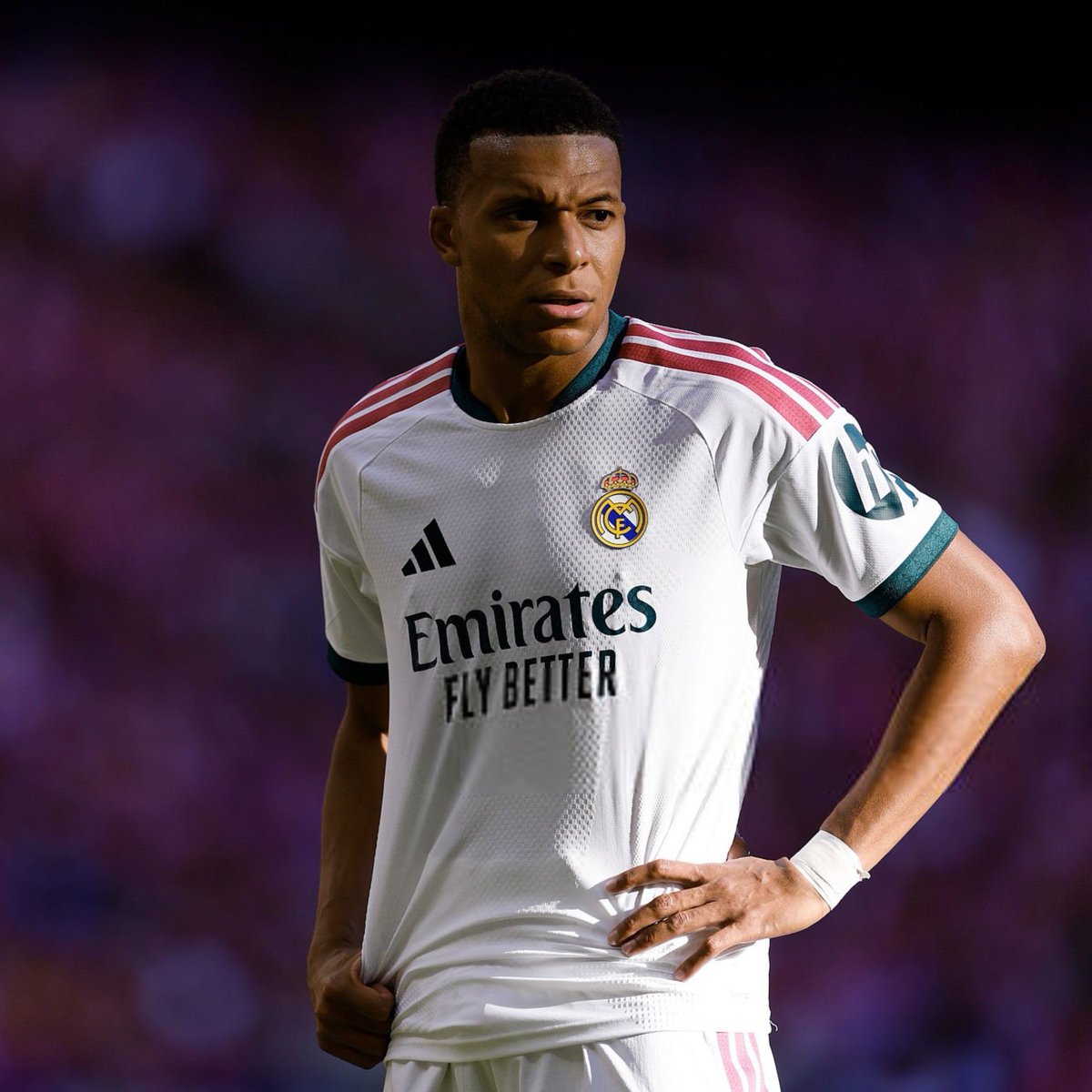 lnstantFoot's tweet photo. 🚨 La sortie de Mbappé en boite de nuit fait parler à Madrid ! 🇫🇷⚡️🇪🇸

Censé être au repos, Kylian Mbappé a été aperçu ce mercredi soir au "Boum Boum", une célèbre boîte de nuit parisienne, en compagnie de sa compagne Ester Exposito. 🪩🍸

La presse ibérique s'étonne de ne pas l'avoir vu au centre d'entraînement de Valdebebas ces deux derniers jours pour y soigner son genou. Les supporters merengues fustigent un manque d'implication et une attitude indigne des standards du club. 🤬

Cette nouvelle affaire tombe au pire des moments. Le Real patine sévèrement en Liga et le Clasico approche à grands pas ! 🔥

🗞️ @RMCsport