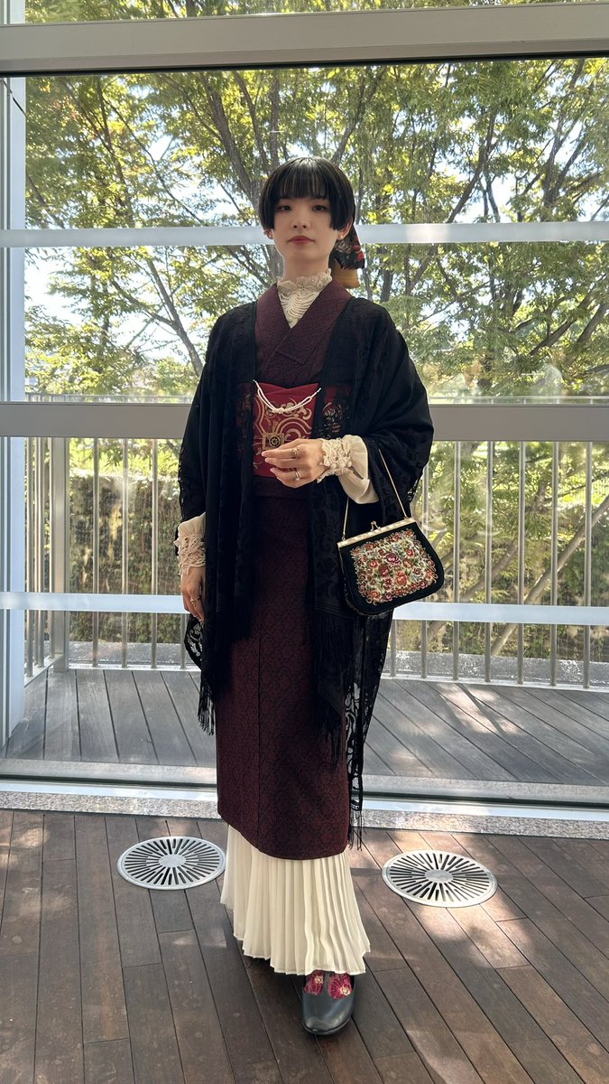 SevGreen0326's tweet photo. ルーヴル美術館展見に行った、構図と配色で目の保養
今日は和洋折衷着物コーデ
幾何学柄小紋に洋風柄刺繍帯、レースブラウス、額縁帯留、レースショール、パールアクセサリー

着物、帯:戻橋
額縁帯留:-suu-
ブラウス:contore 
バッグ:京や https://t.co/5iTdOsEuMa