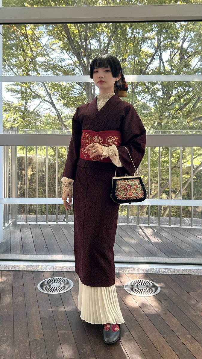 SevGreen0326's tweet photo. ルーヴル美術館展見に行った、構図と配色で目の保養
今日は和洋折衷着物コーデ
幾何学柄小紋に洋風柄刺繍帯、レースブラウス、額縁帯留、レースショール、パールアクセサリー

着物、帯:戻橋
額縁帯留:-suu-
ブラウス:contore 
バッグ:京や https://t.co/5iTdOsEuMa