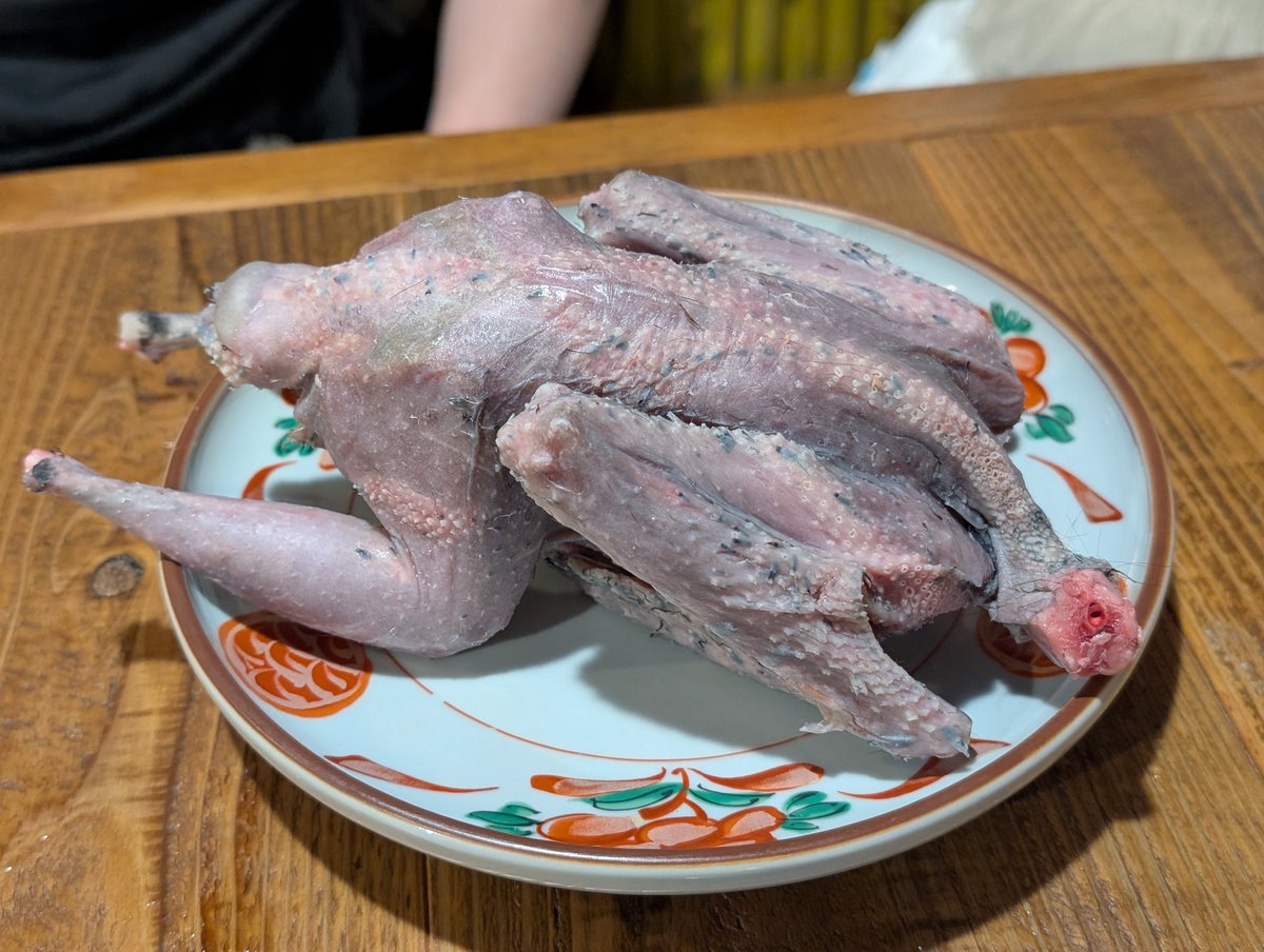 naze6622's tweet photo. カラス鍋を食べてきた！！！
肉質は硬めだけど、ちゃんと美味しい野鳥です🥰 https://t.co/o4ndOy5DDq