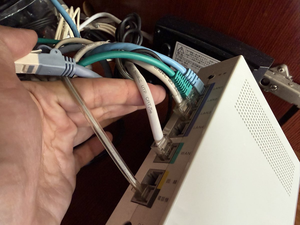 JLOCRG3's tweet photo. 実家のインターネット速度改善の為、BUFFALOのWXR9300BE6Pを導入！
ただ、auひかり回線で利用する場合、
二重ルーターを回避する必要があったから少し面倒だった💦約10年間使ってた数本のLANケーブルも新品に交換して起動してみたら爆速w
ネットもストレスなくサックサク動くようになった！👍 https://t.co/jjBNh6MNLp