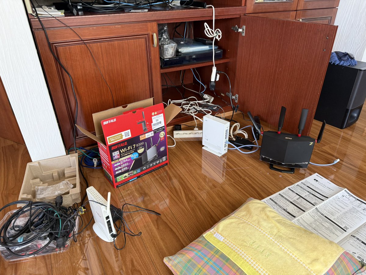 JLOCRG3's tweet photo. 実家のインターネット速度改善の為、BUFFALOのWXR9300BE6Pを導入！
ただ、auひかり回線で利用する場合、
二重ルーターを回避する必要があったから少し面倒だった💦約10年間使ってた数本のLANケーブルも新品に交換して起動してみたら爆速w
ネットもストレスなくサックサク動くようになった！👍 https://t.co/jjBNh6MNLp