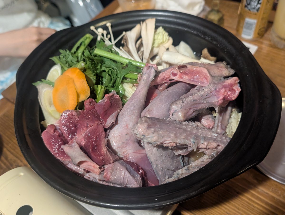 naze6622's tweet photo. カラス鍋を食べてきた！！！
肉質は硬めだけど、ちゃんと美味しい野鳥です🥰 https://t.co/o4ndOy5DDq