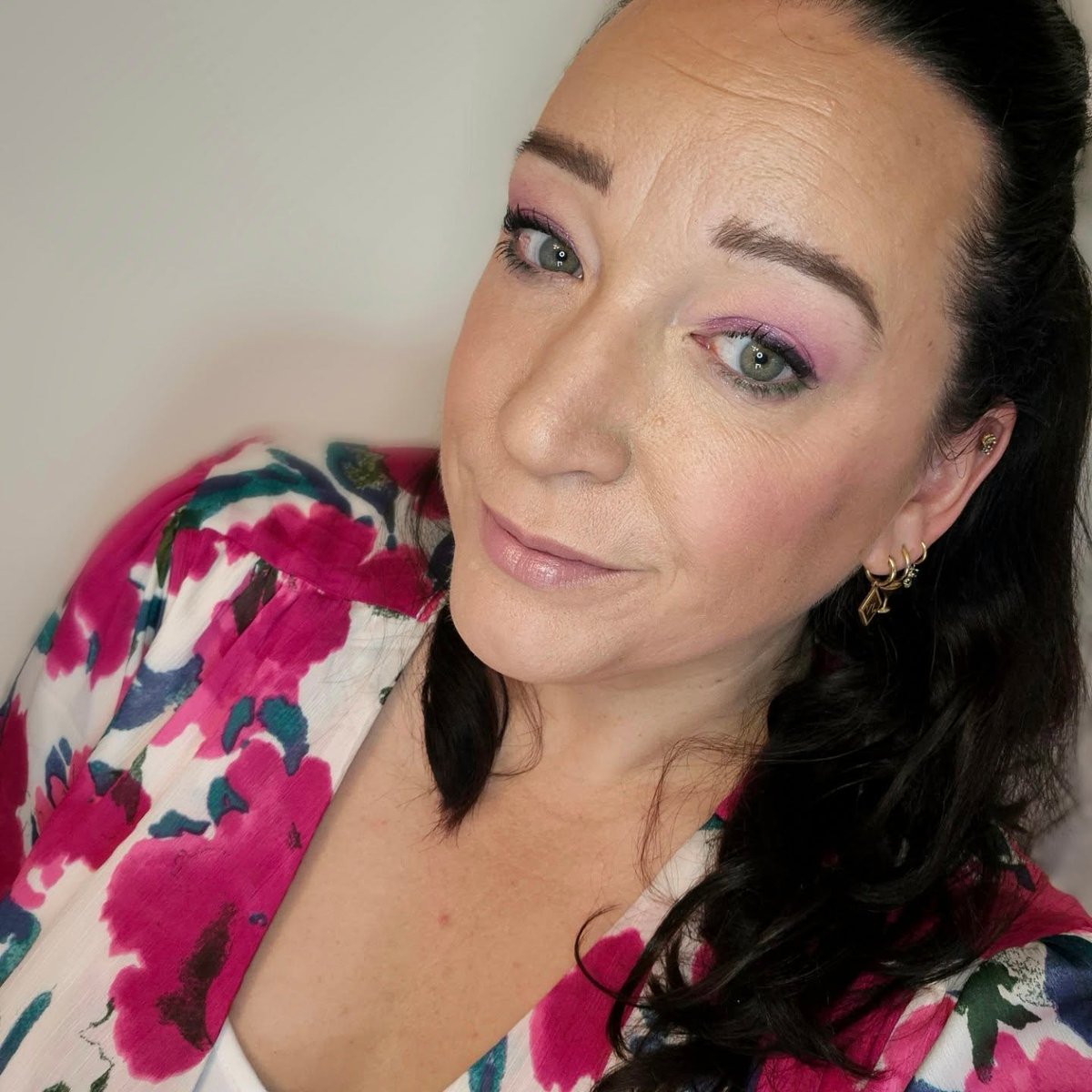 Bullet_heat's tweet photo. FACE 
Plump Right Back Primer + Serum - NYX Cosmetics Benelux 
Unreal Skin Sheer Glow Tint - 4 Fair Charlotte Tilbury 
Skin Radiant Concealer - 4 Fair Charlotte Tilbury 
Loose Mineral Foundation - 2. 5 Cent Pur Cent 
Soleil Bronzer - Dark Chocolate https://t.co/RExyomVysW