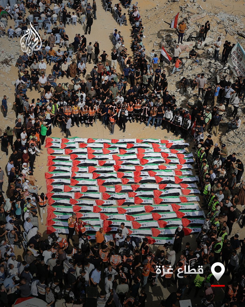 AJArabic's tweet photo. جنازة جماعية في مدينة غزة لتشييع رفات 105 فلسطينيين، معظمهم من النساء والأطفال، عقب انتشالهم من تحت أنقاض مبان بمنطقة اليرموك، بعد نحو 3 سنوات من غارة إسرائيلية استهدفت المنطقة في أكتوبر 2023

#ألبوم https://t.co/byPdE3JWIH
