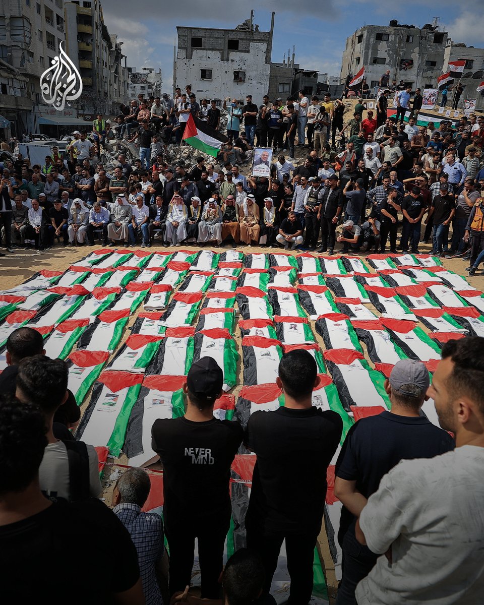 AJArabic's tweet photo. جنازة جماعية في مدينة غزة لتشييع رفات 105 فلسطينيين، معظمهم من النساء والأطفال، عقب انتشالهم من تحت أنقاض مبان بمنطقة اليرموك، بعد نحو 3 سنوات من غارة إسرائيلية استهدفت المنطقة في أكتوبر 2023

#ألبوم https://t.co/byPdE3JWIH