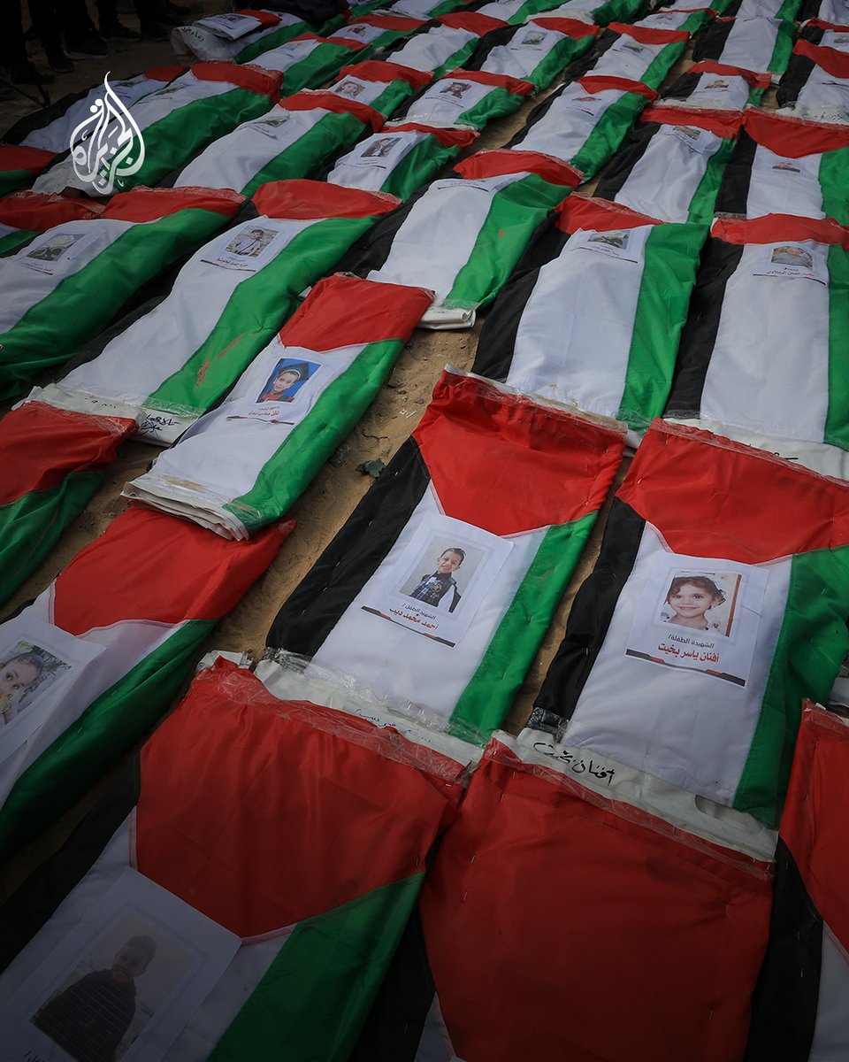 AJArabic's tweet photo. جنازة جماعية في مدينة غزة لتشييع رفات 105 فلسطينيين، معظمهم من النساء والأطفال، عقب انتشالهم من تحت أنقاض مبان بمنطقة اليرموك، بعد نحو 3 سنوات من غارة إسرائيلية استهدفت المنطقة في أكتوبر 2023

#ألبوم https://t.co/byPdE3JWIH