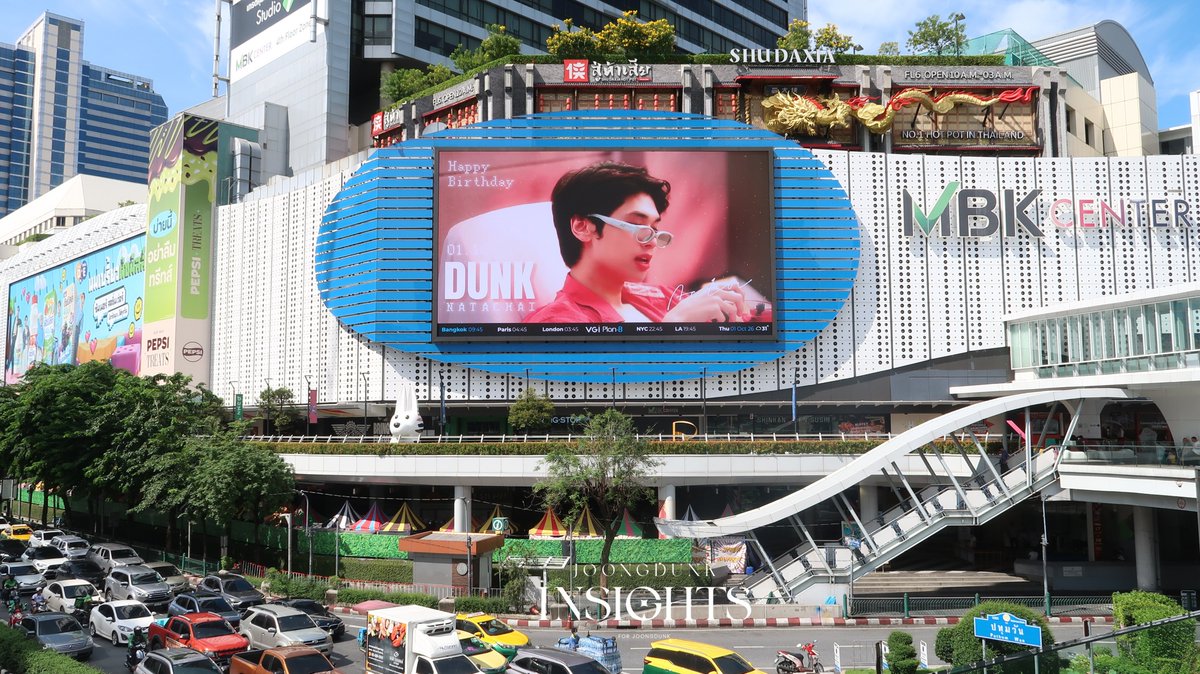 JDInsights_'s tweet photo. WISH DUNK ALL THE BEST
#AllTheBestDunk26

จอ LED ขึ้นแล้วนะคะวันนี้ ~ 

ดุงจังแวะมาถ่ายรูปกับโปรเจกต์วันเกิดของคุณดัง ณัฎฐ์ฐชัย @dunknatachai ที่จอห้าง MBK ได้ตั้งแต่วันนี้ – 7 ตุลาคมนี้เลยน้า! 

ถ่ายแล้วอย่าลืมเอาภาพสวยๆ มาอวดกันด้วยล่ะ รอชมอยู่นะคะ ✨🎂📸

Project by:
@JDInsights_

Participating fanbases

@teamjoongdunk
@JoongDunkJFC
@Dungjangsupport
@Puchukuchu19
@dunk_augenstern
@joongdunk_india

Donors

@Nad01003
@mysunflowerJD_
@JD_Bubble
@sawadeebeh
@TetiTetiG
@avocabradaba_
@jddheyy
@JB_JD
@partothemoon
@aubeciel__
@jdviever
@natachailover_
@bentnotbroken_1