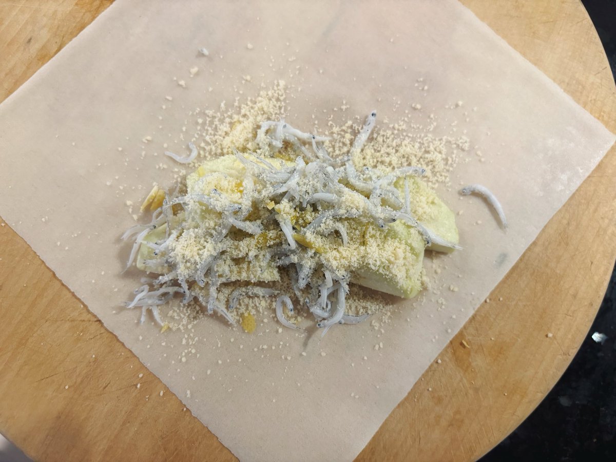 akari_hasegawa's tweet photo. 茄子とレモン、しらすの春巻き。一口目はおだやか、二口目から加速度的かつ重層的にうま���が押し寄せる。独り占めしたくなる料理と誰かに配り歩きたくなる料理の二つがあるとしたらこれはどちらに当てはまるか、まだ悩みますね…レモンのない生活は考えられない。ロゼワインと合わせてどうぞ　https://t.co/jGLa7a0Jbo