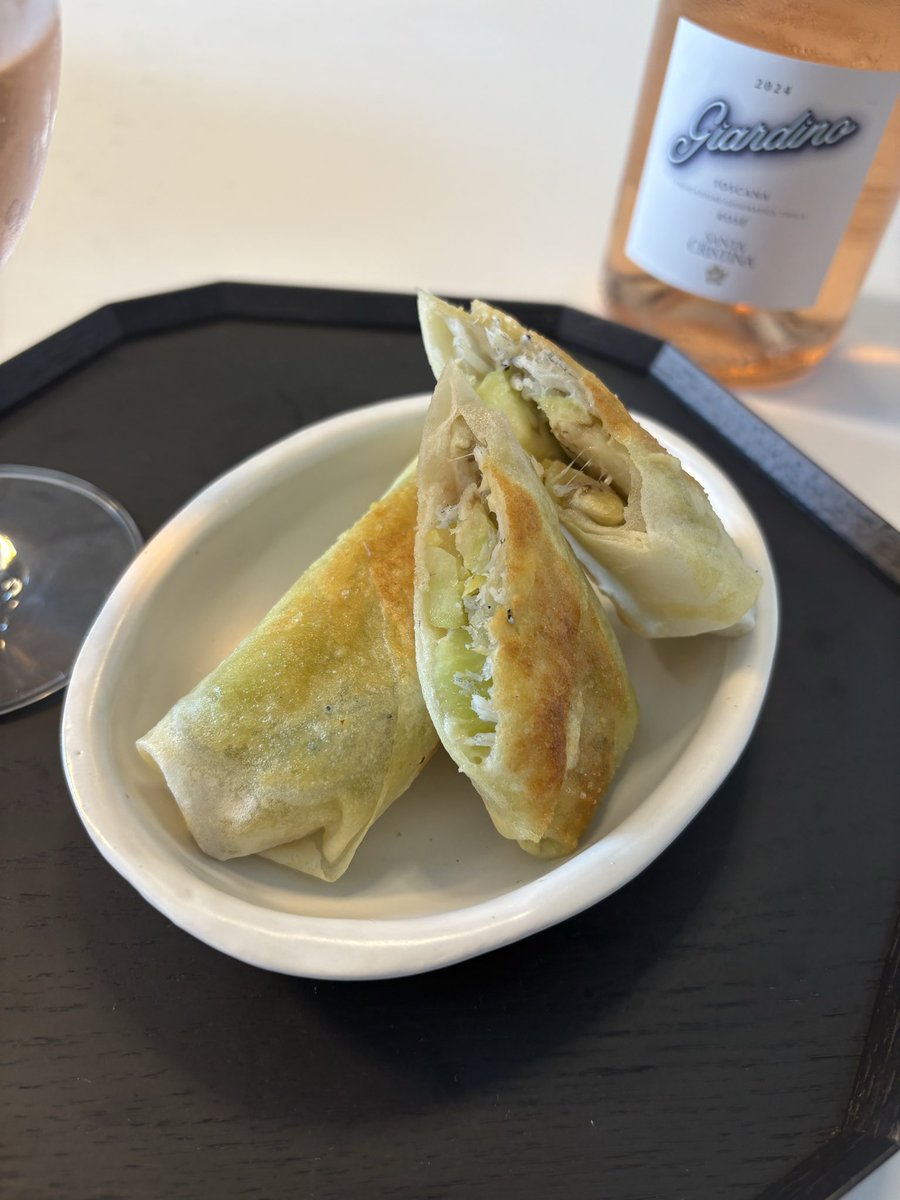akari_hasegawa's tweet photo. 茄子とレモン、しらすの春巻き。一口目はおだやか、二口目から加速度的かつ重層的にうま���が押し寄せる。独り占めしたくなる料理と誰かに配り歩きたくなる料理の二つがあるとしたらこれはどちらに当てはまるか、まだ悩みますね…レモンのない生活は考えられない。ロゼワインと合わせてどうぞ　https://t.co/jGLa7a0Jbo