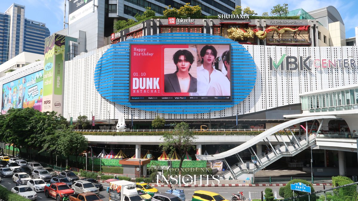 JDInsights_'s tweet photo. WISH DUNK ALL THE BEST
#AllTheBestDunk26

จอ LED ขึ้นแล้วนะคะวันนี้ ~ 

ดุงจังแวะมาถ่ายรูปกับโปรเจกต์วันเกิดของคุณดัง ณัฎฐ์ฐชัย @dunknatachai ที่จอห้าง MBK ได้ตั้งแต่วันนี้ – 7 ตุลาคมนี้เลยน้า! 

ถ่ายแล้วอย่าลืมเอาภาพสวยๆ มาอวดกันด้วยล่ะ รอชมอยู่นะคะ ✨🎂📸

Project by:
@JDInsights_

Participating fanbases

@teamjoongdunk
@JoongDunkJFC
@Dungjangsupport
@Puchukuchu19
@dunk_augenstern
@joongdunk_india

Donors

@Nad01003
@mysunflowerJD_
@JD_Bubble
@sawadeebeh
@TetiTetiG
@avocabradaba_
@jddheyy
@JB_JD
@partothemoon
@aubeciel__
@jdviever
@natachailover_
@bentnotbroken_1