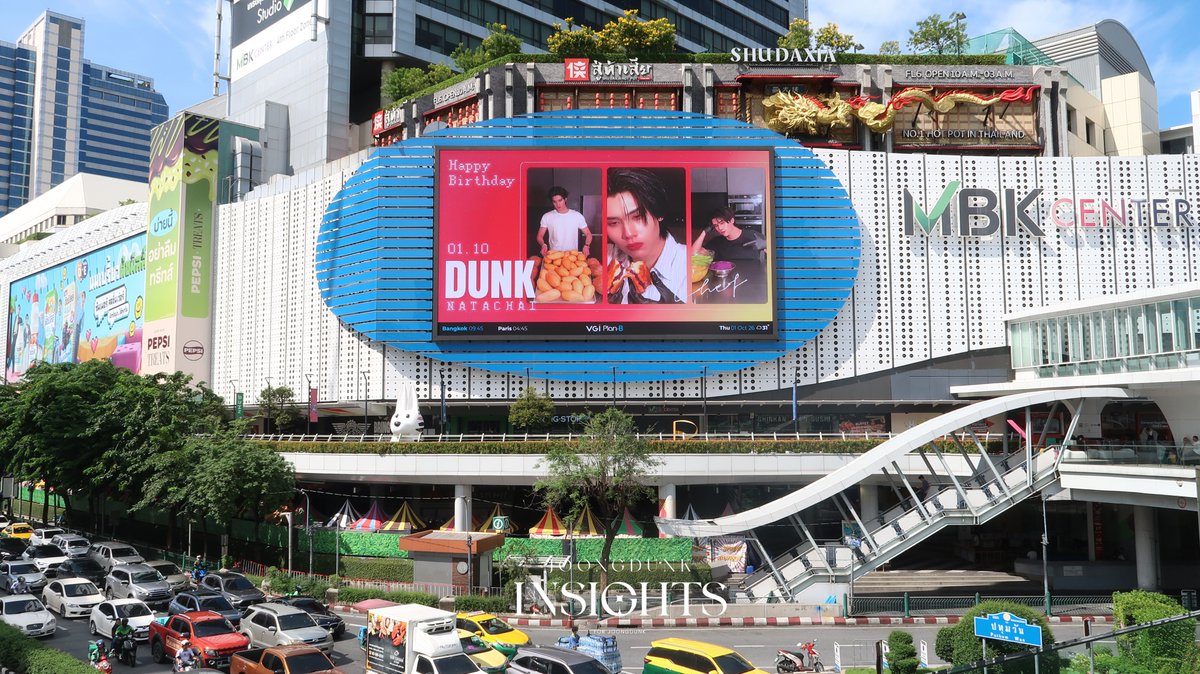 JDInsights_'s tweet photo. WISH DUNK ALL THE BEST
#AllTheBestDunk26

จอ LED ขึ้นแล้วนะคะวันนี้ ~ 

ดุงจังแวะมาถ่ายรูปกับโปรเจกต์วันเกิดของคุณดัง ณัฎฐ์ฐชัย @dunknatachai ที่จอห้าง MBK ได้ตั้งแต่วันนี้ – 7 ตุลาคมนี้เลยน้า! 

ถ่ายแล้วอย่าลืมเอาภาพสวยๆ มาอวดกันด้วยล่ะ รอชมอยู่นะคะ ✨🎂📸

Project by:
@JDInsights_

Participating fanbases

@teamjoongdunk
@JoongDunkJFC
@Dungjangsupport
@Puchukuchu19
@dunk_augenstern
@joongdunk_india

Donors

@Nad01003
@mysunflowerJD_
@JD_Bubble
@sawadeebeh
@TetiTetiG
@avocabradaba_
@jddheyy
@JB_JD
@partothemoon
@aubeciel__
@jdviever
@natachailover_
@bentnotbroken_1
