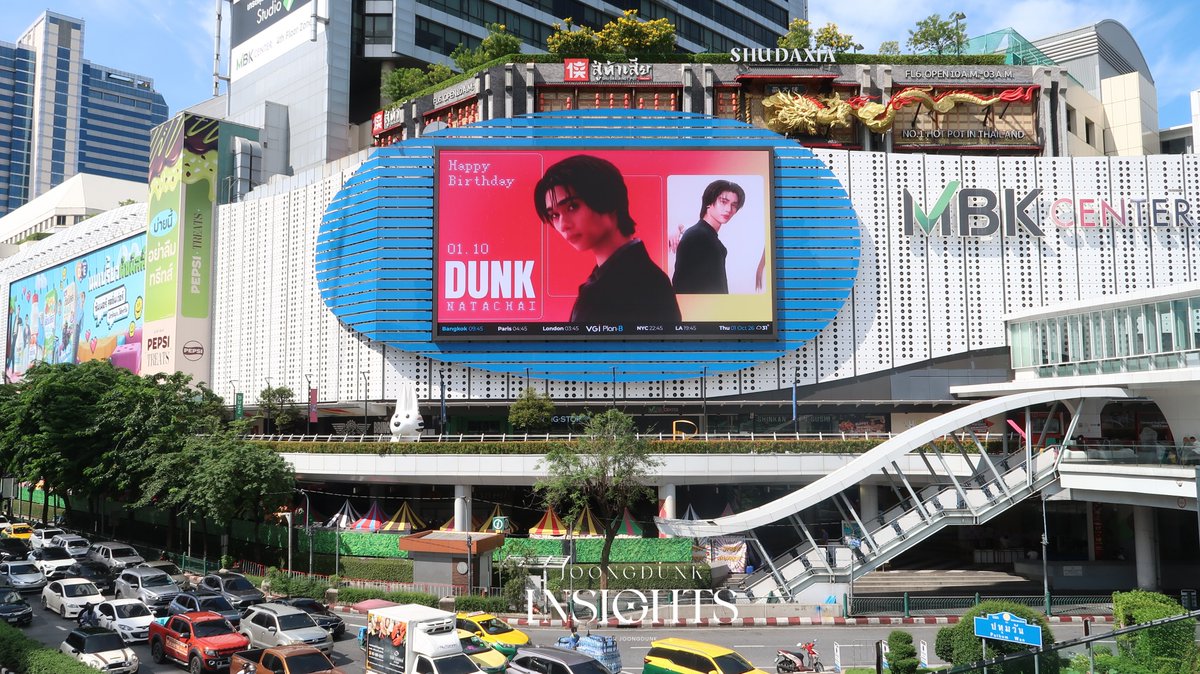 JDInsights_'s tweet photo. WISH DUNK ALL THE BEST
#AllTheBestDunk26

จอ LED ขึ้นแล้วนะคะวันนี้ ~ 

ดุงจังแวะมาถ่ายรูปกับโปรเจกต์วันเกิดของคุณดัง ณัฎฐ์ฐชัย @dunknatachai ที่จอห้าง MBK ได้ตั้งแต่วันนี้ – 7 ตุลาคมนี้เลยน้า! 

ถ่ายแล้วอย่าลืมเอาภาพสวยๆ มาอวดกันด้วยล่ะ รอชมอยู่นะคะ ✨🎂📸

Project by:
@JDInsights_

Participating fanbases

@teamjoongdunk
@JoongDunkJFC
@Dungjangsupport
@Puchukuchu19
@dunk_augenstern
@joongdunk_india

Donors

@Nad01003
@mysunflowerJD_
@JD_Bubble
@sawadeebeh
@TetiTetiG
@avocabradaba_
@jddheyy
@JB_JD
@partothemoon
@aubeciel__
@jdviever
@natachailover_
@bentnotbroken_1