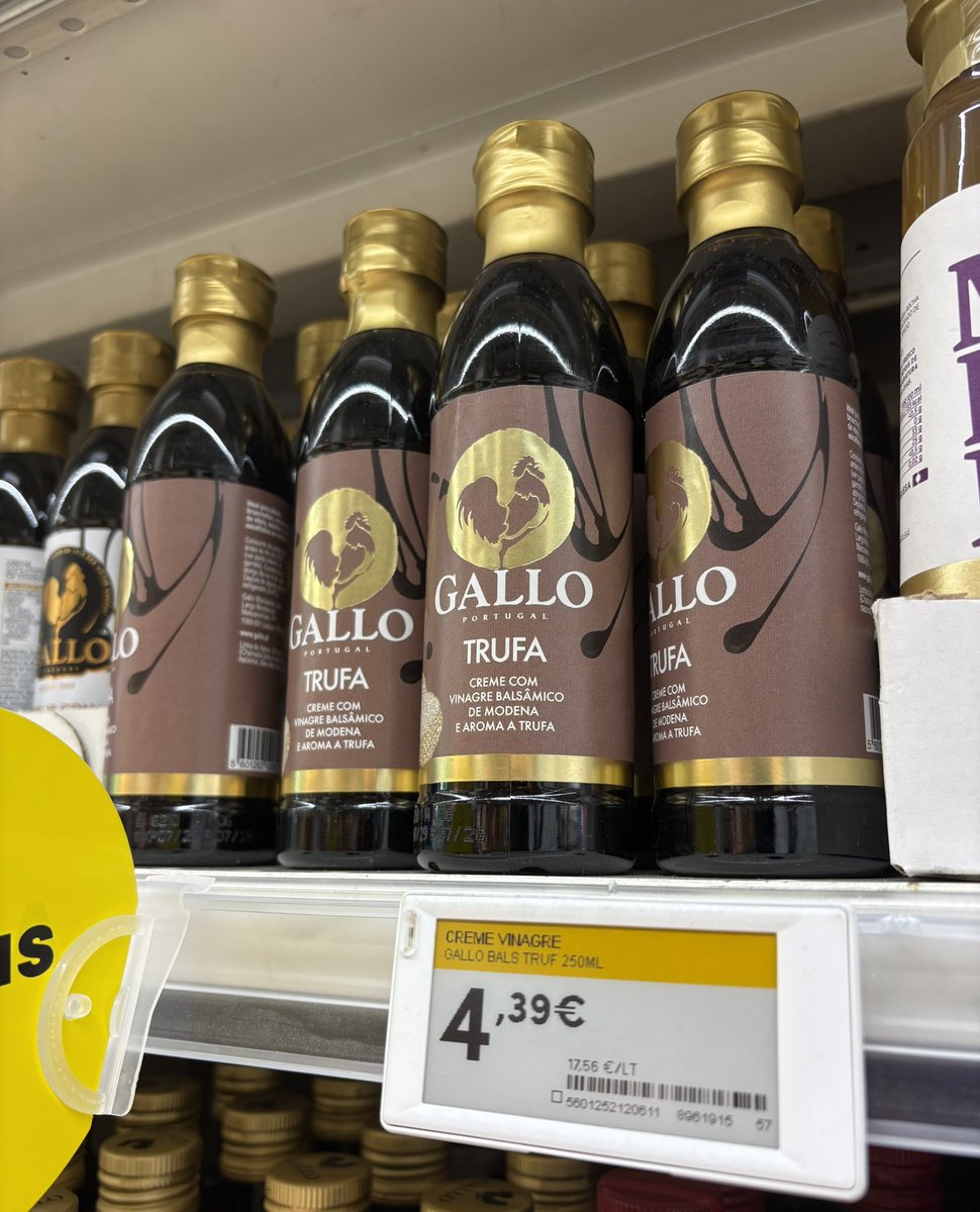 portugaltopics's tweet photo. ヨーロッパのスーパーで見かけるこちらはバルサミコ酢のクリームタイプなんだけど、お土産では100％喜ばれる。

サラダ、生ハム、チーズ、ステーキ、アイスなど何でも相性が良くて使い勝手めちゃくちゃいい。

だいたい2～3€で買えるしビンじゃないのもポイント高い。

おすすめだから買ってみてね https://t.co/x8h73eSgRC