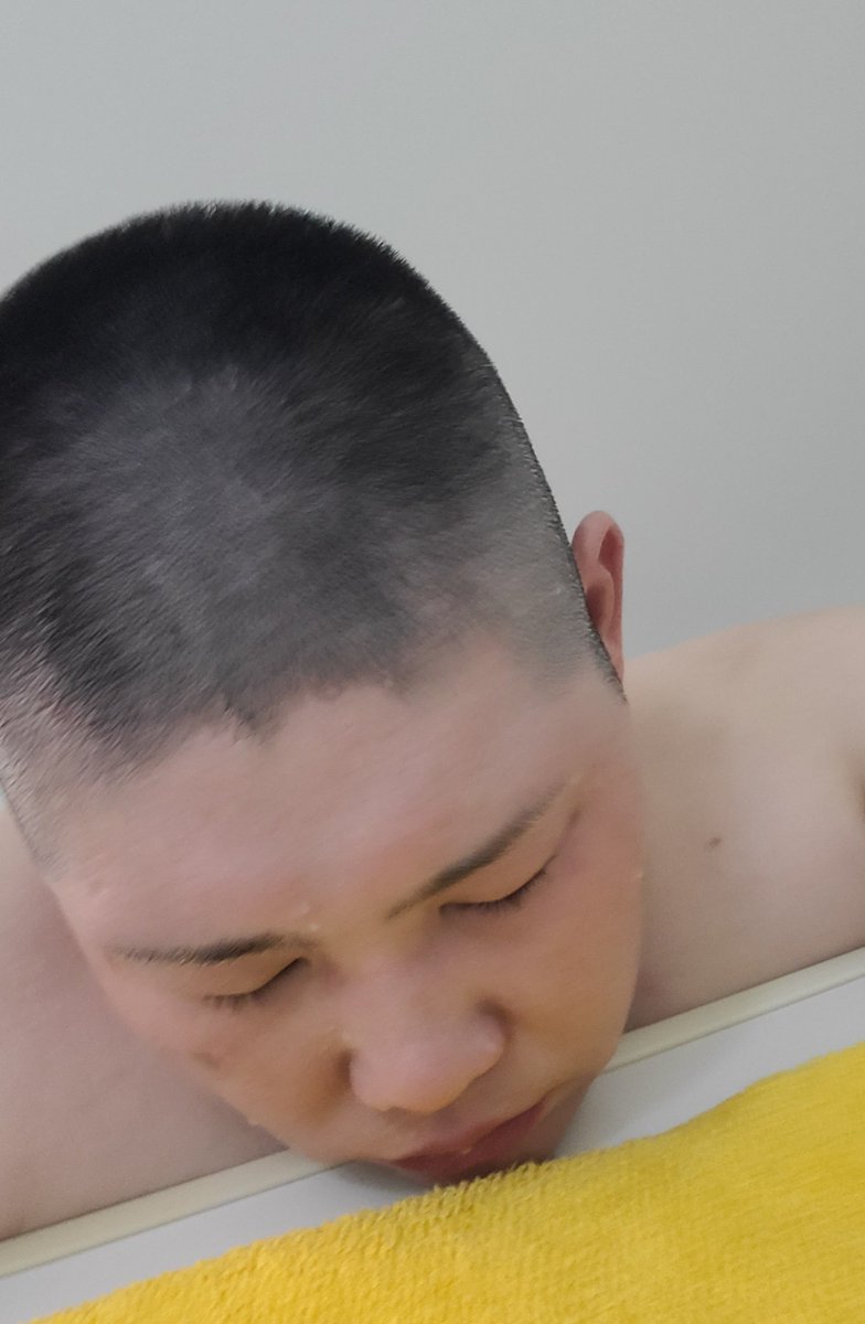 yabaigarage's tweet photo. お風呂で寝てしまった😮

後輩から
寝たら風邪引きますよ
ってメールきて添付されてた😱

起こせよ😒💢
脱水なるわ🤣

お風呂上がりに
水1リットル飲んだわ💦 https://t.co/fBc1vrM1yS