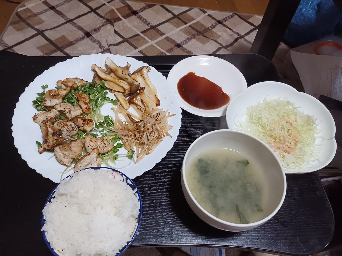 cheezjiji's tweet photo. 夕飯はご飯と味噌汁と生野菜と鶏を焼いてあとはエリンギ、もやしを炒めました https://t.co/vgkzddf1iC