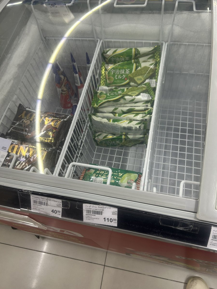 nara5755's tweet photo. マックスバリュはやめへんで〜！！

ということで、戦利品です😁😁
明日はホイをマーラーしてタルタルします。
アイスも半額でしたが、王のアイスは売れ残ってましたw
#シラチャ
#シラチャ生活
#Sriracha 
#ありがとうMaxValu https://t.co/4T9MEJasRC