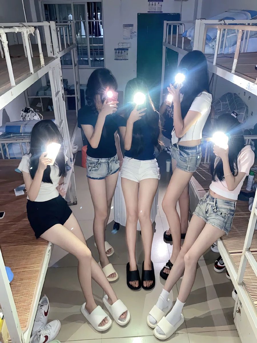 emily44op9's tweet photo. 注意～今天要做最美《“女菩萨”》

有人想要锐评我跟闺蜜们18岁～23岁的福嘛😌

看完不许瞎说，赶紧看，我要删了

真没有🚪流言1我真的给呀 https://t.co/qzqyQPmn3B