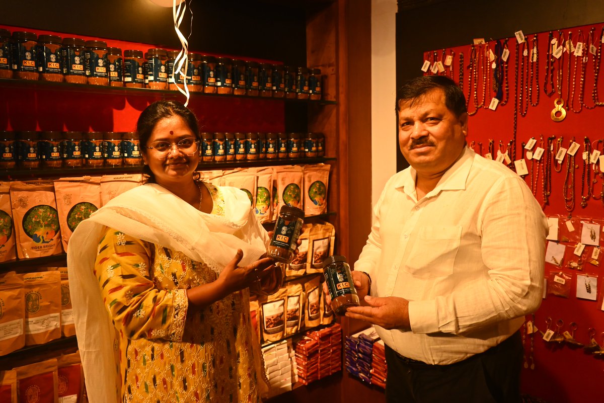 scstdevdept's tweet photo. International Coffee Day Celebrated at Adisha, Bhubaneswar

International Coffee Day was celebrated at Adisha, Rupali Square, Bhubaneswar, with the launch of the 3rd batch of Instant Coffee. The event was graced by Dr. Poma Tudu, Managing Director of TDCCOL, 
1/3 https://t.co/8ImGQVdv77