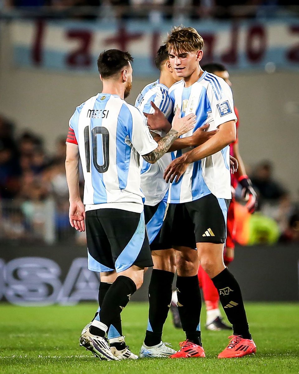Tobs_fc's tweet photo. 🚨🎙️ Nico Paz: I was told I will take the number 10 shirt immediately after the World Cup but I said no In respect for Messi. I want him to hand it over to me himself. 

This is the level of respect Ronaldo crave for but can’t get. 😭 https://t.co/4Y3JjE3kmZ