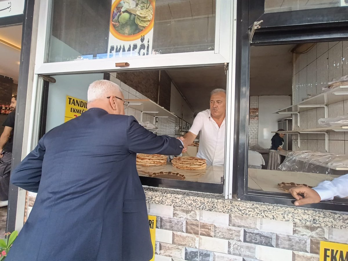 MHPSeyhanKACEP's tweet photo. ��lçe Başkanımız Sayın Turgut Bağdağı, esnaf ziyaretlerine ara vermeden devam ediyor.
Bu kapsamda Tellidere Mahallemizden Saray Tanıtır Fırın işletme sahibi Cemal Korkmaz Bey’i işyerinde ziyaret ederek hayırlı işler ve bereketli kazançlar temennisinde bulundu https://t.co/52ktXzohm0