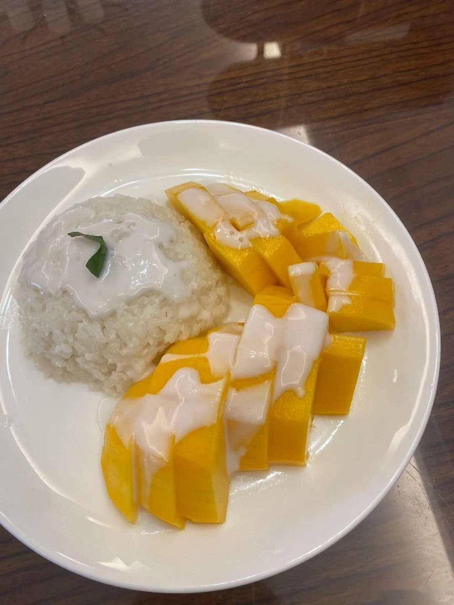 PatrickBoysfdq's tweet photo. Tucked in the city’s hidden lane, this vibrant Bangkok-style mango sticky rice brings sweet, creamy coconut aroma and tangy ripe mango flavors—perfect little tropical escape on a busy day! https://t.co/CYOzfS6PxA