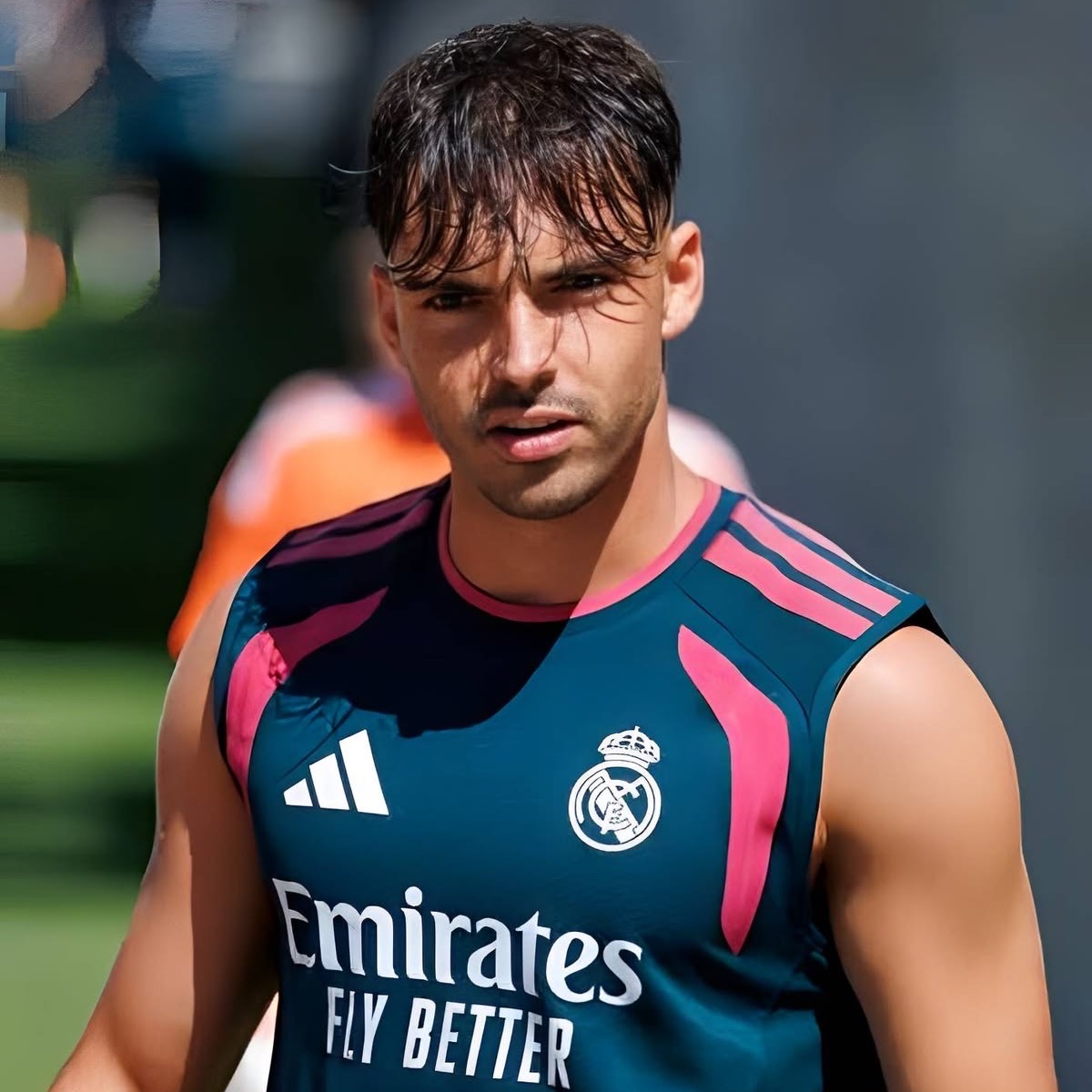MadridXtra's tweet photo. 🚨💣 JUST IN: Raúl Asencio’s camp are ANGRY with Real Madrid’s medical services.

They believe that the decision to give the green light to undergo surgery on an injury he has been suffering from for 9 months took TOO LONG and happened in the WORST POSSIBLE TIME.

Asencio’s problems began in JANUARY, the club’s medical team then chose ‘minimally invasive treatment’ which did NOT work.

The player then wanted to undergo surgery in the summer, but the medical team told him that it is NOT an appropriate time for a surgery, and that the correct plan is to rest and undergo rehabilitation. The 2nd plan clearly did NOT work too.

After Asencio relapsed in August, Real Madrid’s medical services finally gave the green light for a surgery.

The player is AFFECTED by this as the surgery will make him miss a lot of potential opportunities to convince José Mourinho, which he believes he could have achieved. @marca