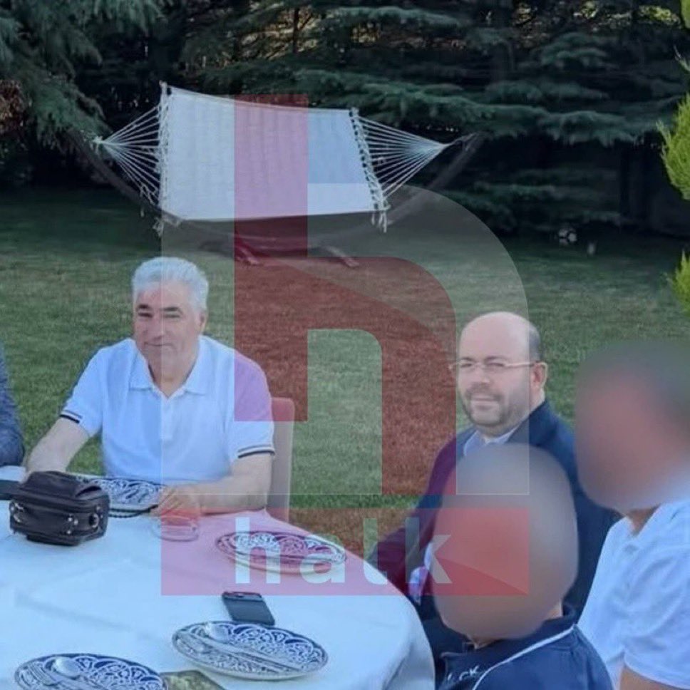 borsafilozofu's tweet photo. Fon vurgununda en fazla konuşulan isimlerden, Odine Teknoloji (#odine) tahtasında 1 yılda 15 milyar TL para kazanan ve hiçbir yerde fotoğrafı olmayan Cengiz Avcı’nın, yine fon soruşturmasında adı geçen Astor Enerji (#astor) patronu Feridun Geçgel ile beraber fotoğrafı paylaşıldı.