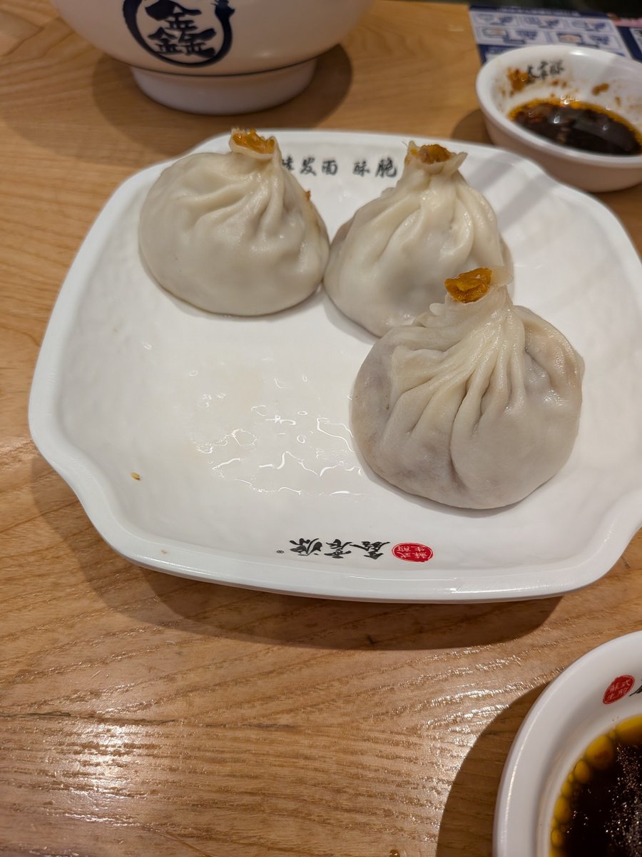 prrn012's tweet photo. なんか包まれてるものを食べだ https://t.co/v1sT9dolc3