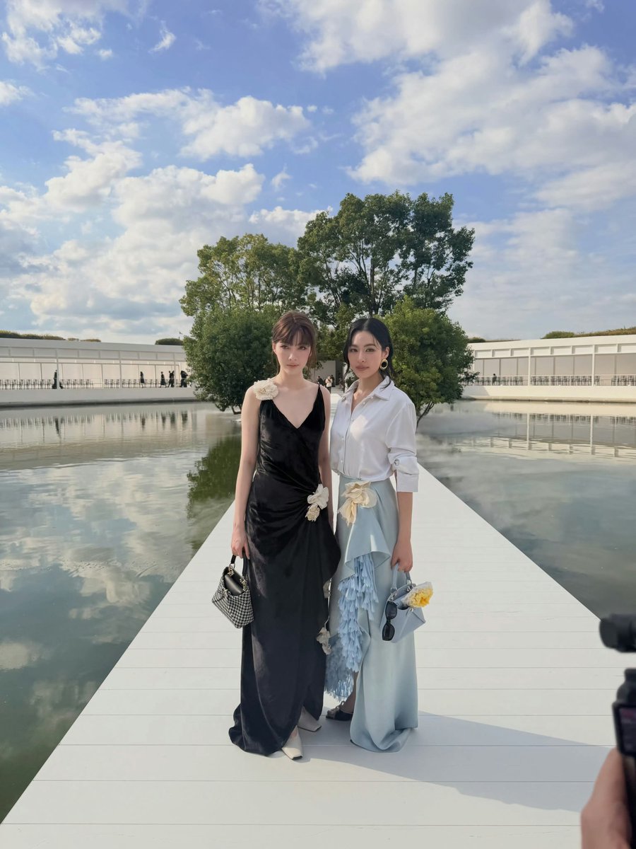 LO1127999's tweet photo. @Dior Orm Kornnaphat totally rocked that Dior look. And Lingling Kwong? Absolutely unreal. 🤍✨

#DiorSummer27xLingOrm
#LinglingKwong #OrmKornnaphat  #LingOrm #Dior #DiorSummer27 #PFW https://t.co/3sx4Mj6P7n