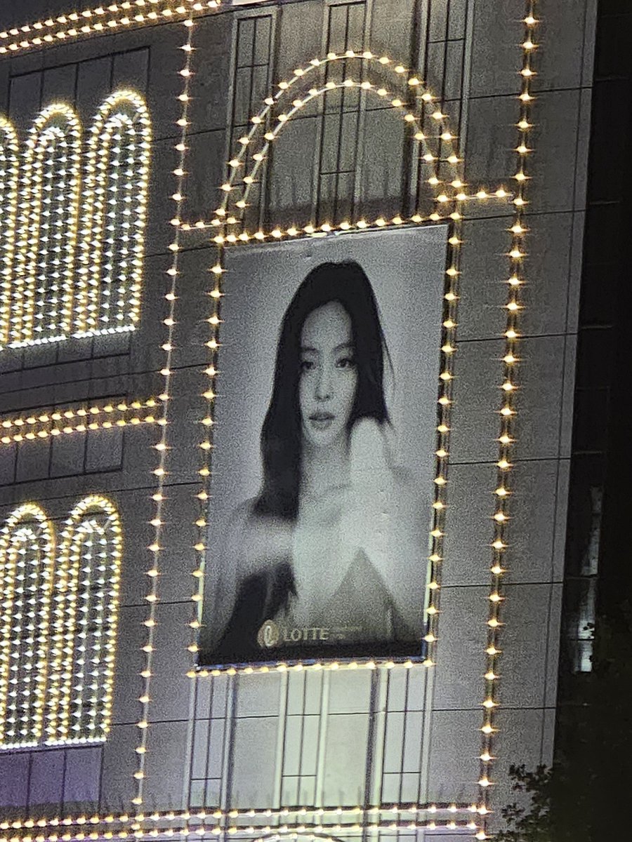 _jennieupdate's tweet photo. 100126 #JENNIE’s campaign visuals are now displayed outside Lotte Department Store Jamsil, https://t.co/kPJNrKOdWe