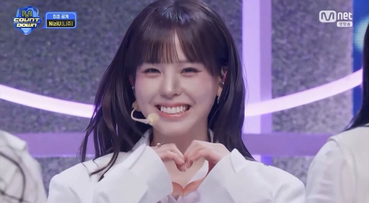 niziuMakomako's tweet photo. マコちゃん、今までの韓国活動であんまりエンディング妖精多くなかったから、今回のカムバ初ステージでエンディング妖精飾ってくれて本当に本当に嬉しい😭神ビジュ😭 https://t.co/BH0UZFqKH0