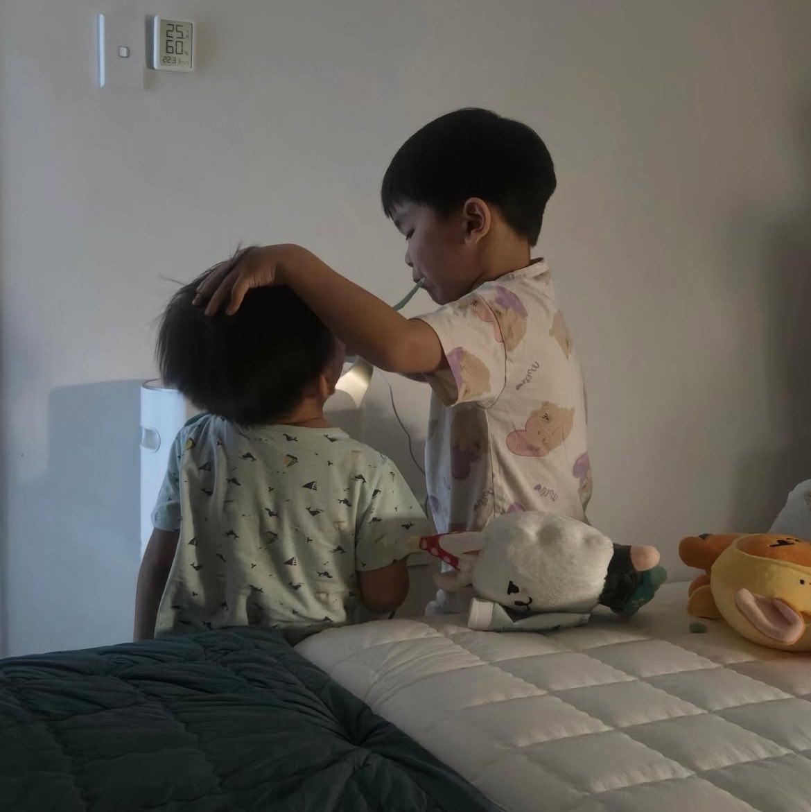 homenhealing's tweet photo. soobin’s nephews with the meongchoon dolls? 👀 https://t.co/K6Detfivup
