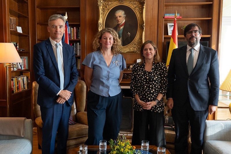 ls_amparo's tweet photo. España y Reino Unido comparten una relación económica sólida y amplias oportunidades de futuro.

🔎Hemos abordado en @ukinspain con el embajador @AlexWEllis cómo seguir impulsando comercio, inversión y cooperación empresarial en un contexto internacional cada vez más exigente. https://t.co/GErT0TEqZr