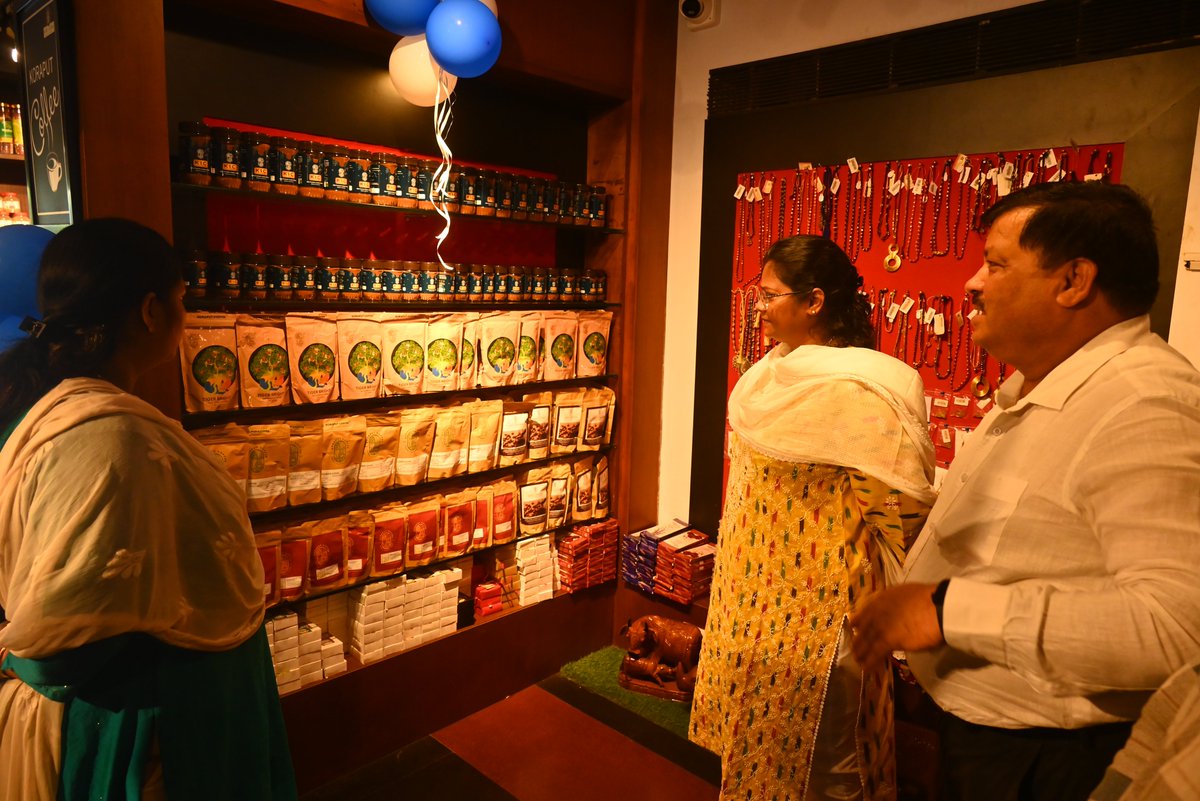 scstdevdept's tweet photo. International Coffee Day Celebrated at Adisha, Bhubaneswar

International Coffee Day was celebrated at Adisha, Rupali Square, Bhubaneswar, with the launch of the 3rd batch of Instant Coffee. The event was graced by Dr. Poma Tudu, Managing Director of TDCCOL, 
1/3 https://t.co/8ImGQVdv77