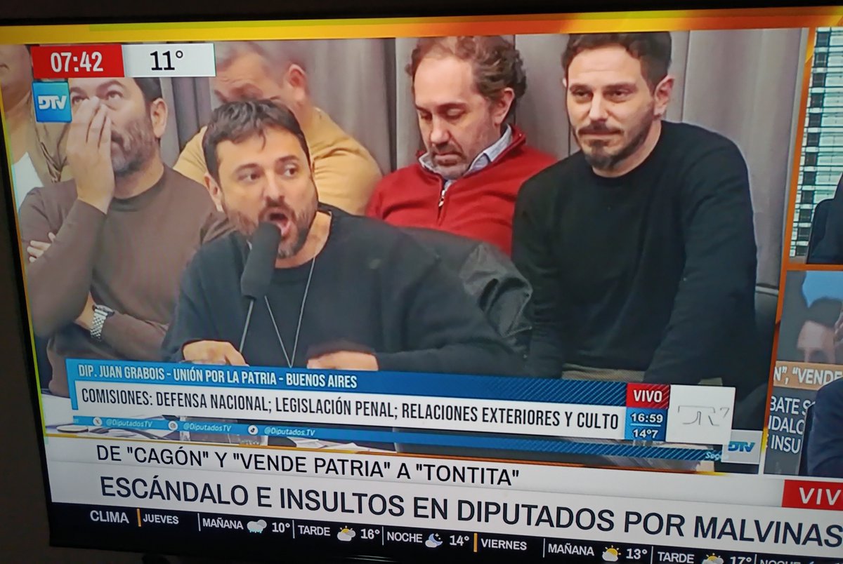 alebresky's tweet photo. Excelente día jueves para todos!
Ayer este inútil le dijo TONTITA a una mujer.
Esperé hasta hoy para ver si el colectivo feminista salía a decirle que eso estuvo pésimo.
Yo no encontré nada.
Ustedes? 🤔🤷 https://t.co/U2awn0dfta